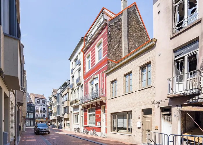 Bright In The Center Hotel