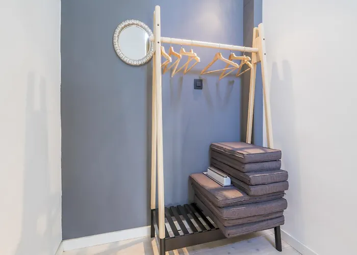 Bright In The Center Hotel